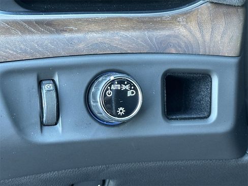 Used 2020 Cadillac Escalade Premium Luxury image 33