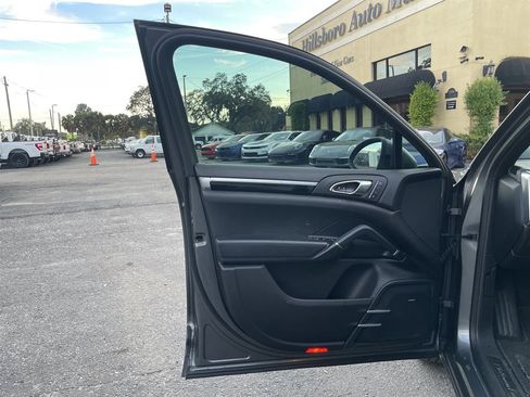 Used 2014 Porsche Cayenne Diesel Platinum Edition image 34