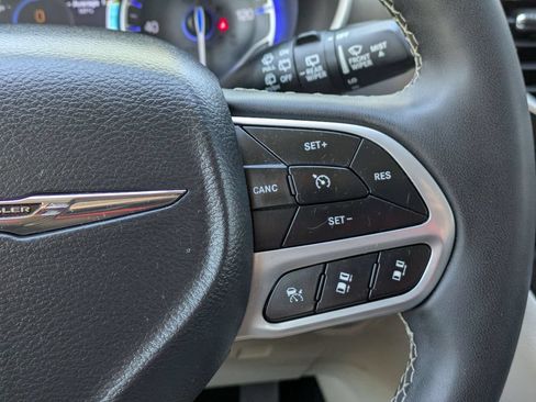 Used 2024 Chrysler Pacifica Touring-L FWD image 21
