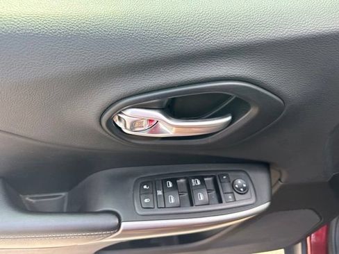 Used 2019 Jeep Cherokee Latitude w/ Popular Appearance Group FWD image 19