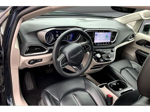 Used 2024 Chrysler Pacifica Touring-L image 15