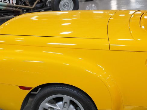 Used 2004 Chevrolet SSR w/ Preferred Equipment Group image 29