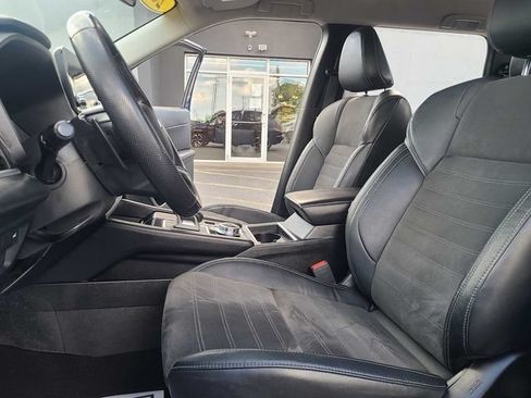 Used 2023 Mitsubishi Outlander SE AWD/4WD image 15