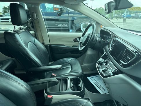 Used 2017 Chrysler Pacifica Touring-L image 5