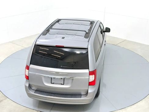 Used 2014 Chrysler Town & Country Touring image 40