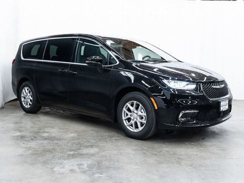 New 2026 Chrysler Pacifica Select image 1