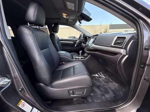 Used 2019 Toyota Highlander XLE AWD/4WD image 28