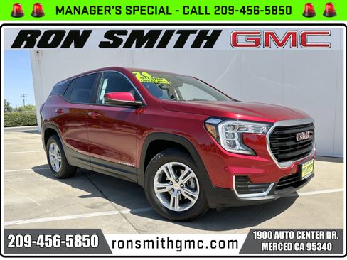 Used 2024 GMC Terrain SLE image 1