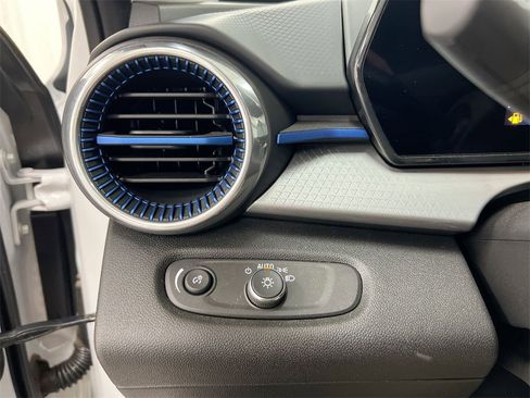 Used 2024 Chevrolet Trax LT w/ Driver Confidence Package image 17