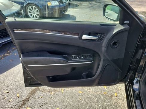 Used 2019 Chrysler 300 Limited RWD image 8