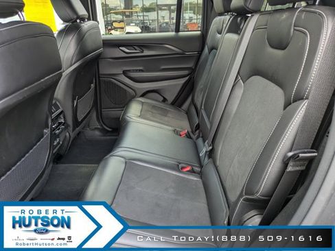 Used 2025 Jeep Grand Cherokee Altitude AWD/4WD image 13