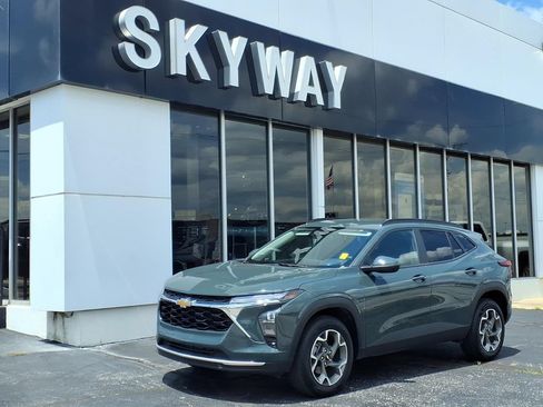 Used 2026 Chevrolet Trax LT FWD image 1