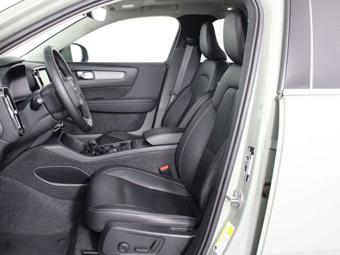 Certified 2025 Volvo XC40 B5 Core image 31