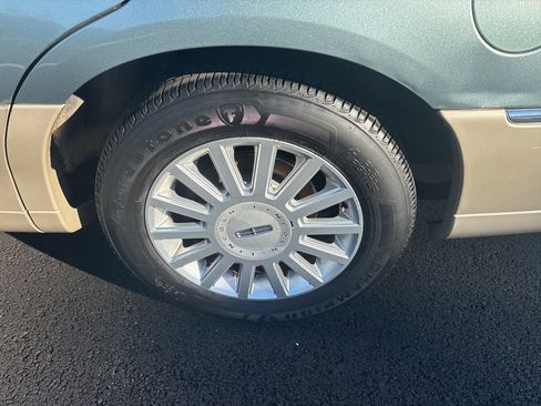 Used 2005 Lincoln Town Car Signature image 8