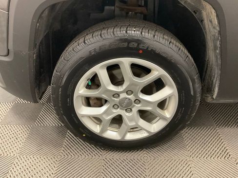 Used 2017 Jeep Renegade Latitude AWD/4WD image 13