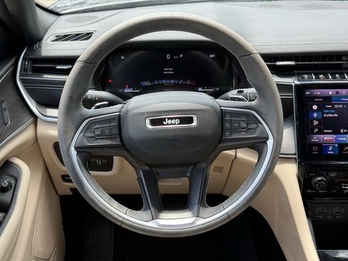Used 2023 Jeep Grand Cherokee Limited RWD image 16