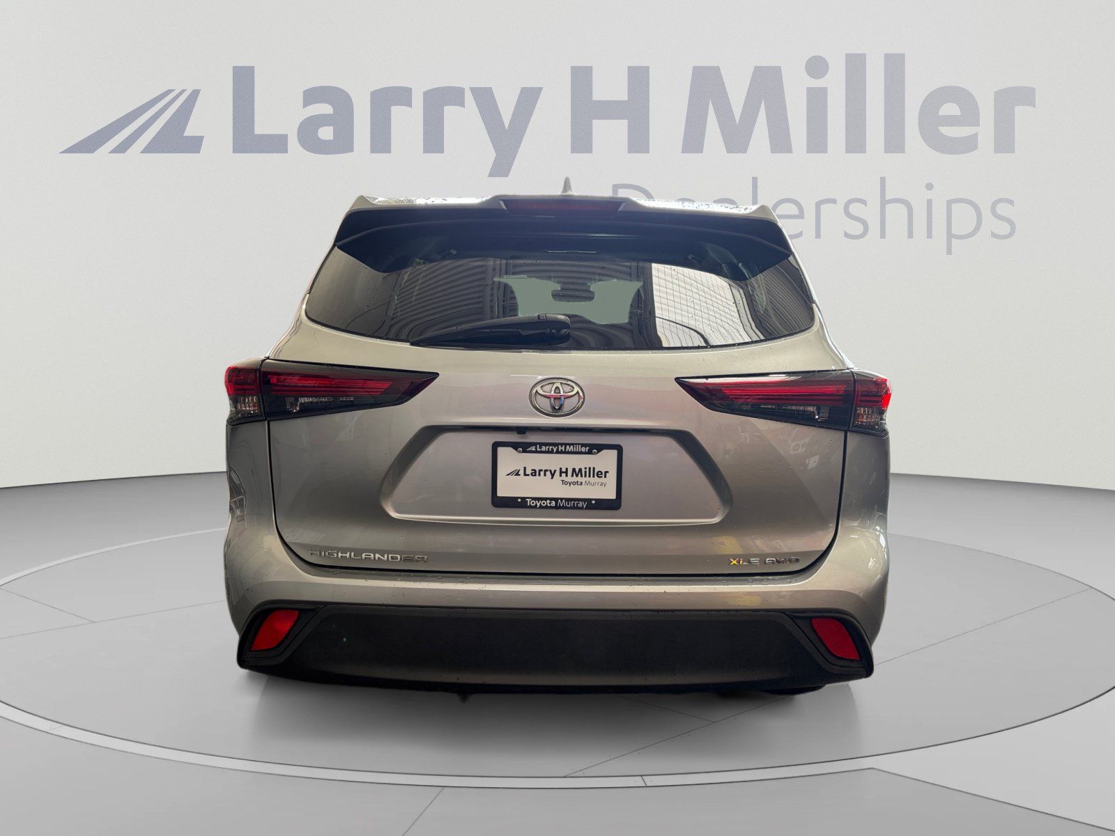 Used 2024 Toyota Highlander XLE AWD/4WD image 4