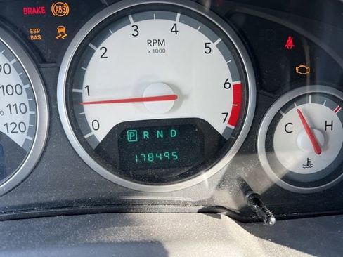 Used 2010 Dodge Grand Caravan SXT image 12