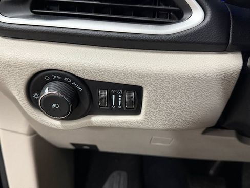 Used 2023 Chrysler Pacifica Touring-L FWD image 32