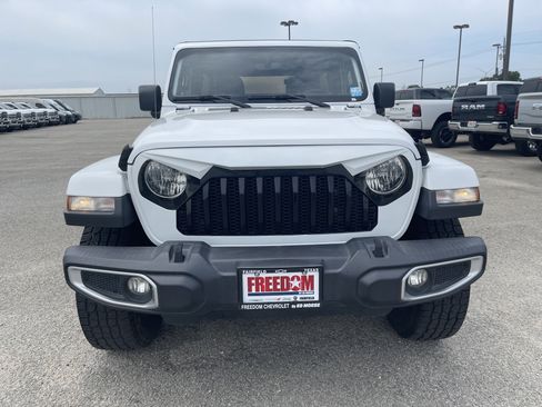 Used 2018 Jeep Wrangler Unlimited Sahara AWD/4WD image 9
