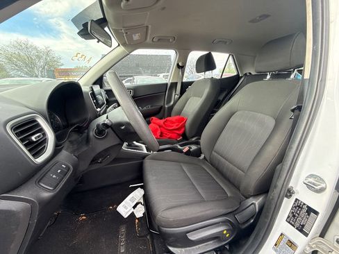 Used 2022 Hyundai Venue SE image 4