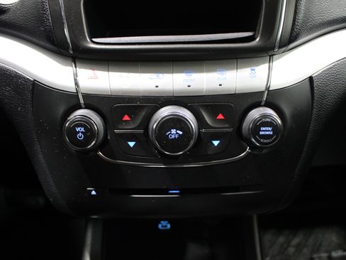 Used 2020 Dodge Journey SE FWD image 14