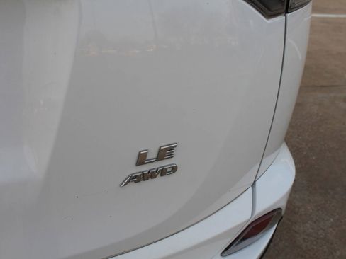 Used 2018 Toyota RAV4 LE image 22