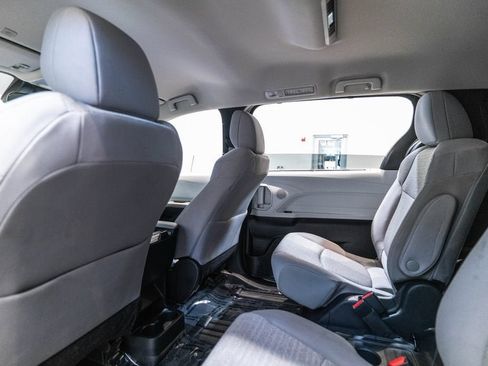 Used 2025 Toyota Sienna LE FWD image 14