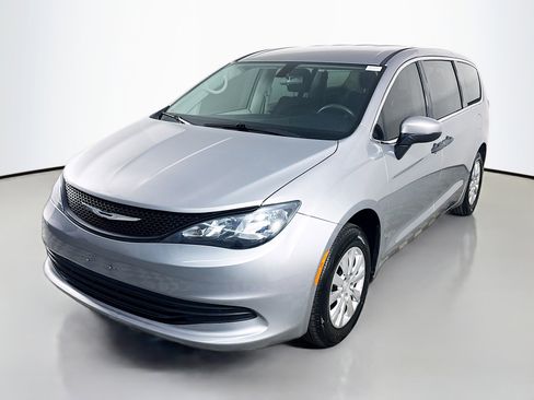 Used 2018 Chrysler Pacifica L image 4