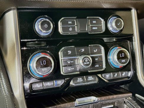 Used 2022 GMC Yukon XL Denali AWD/4WD image 14
