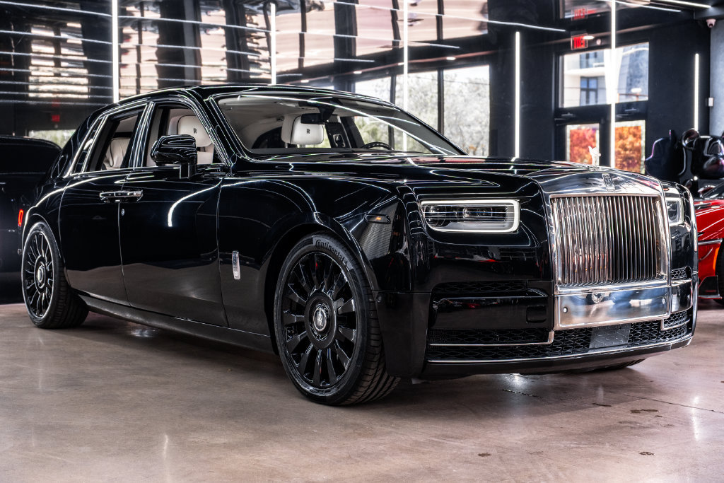 Used 2022 Rolls-Royce Phantom Sedan w/ The Phantom Package RWD image 2