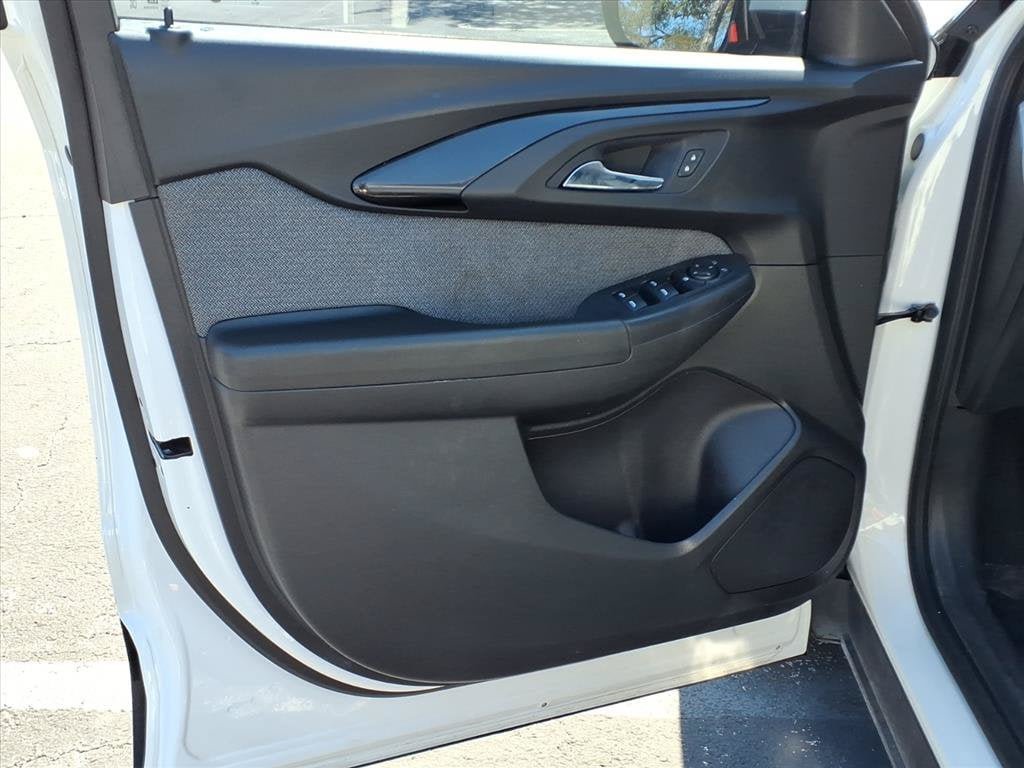Used 2021 Chevrolet TrailBlazer LT w/ Premium Seating Package FWD image 18
