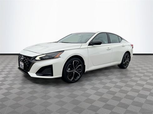 Used 2025 Nissan Altima 2.5 SR image 3