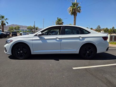 Used 2024 Volkswagen Jetta SE w/ Panoramic Sunroof Package FWD image 3