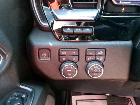 Used 2024 Chevrolet Silverado 2500 High Country w/ High Country Premium Package AWD/4WD image 22