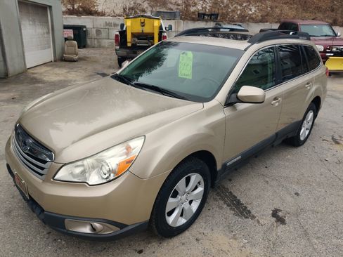 Used 2010 Subaru Outback 2.5i Premium image 2