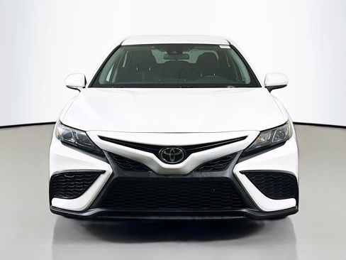 Used 2021 Toyota Camry SE image 2