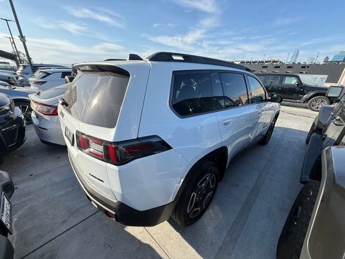 Used 2026 Jeep Cherokee Laredo AWD/4WD image 2