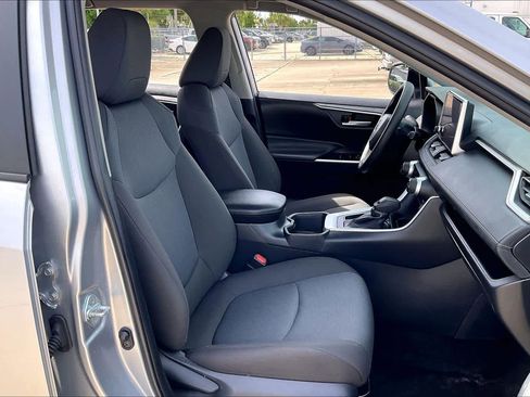 Used 2025 Toyota RAV4 XLE FWD image 9
