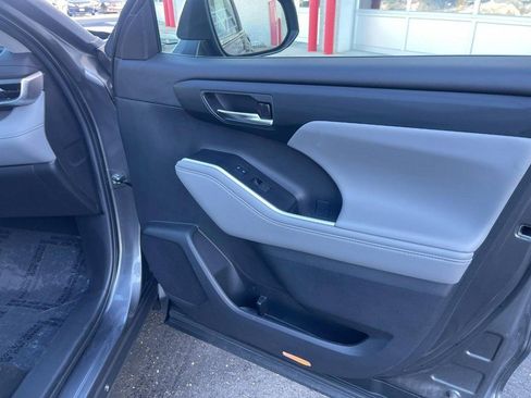 Used 2023 Toyota Highlander XLE image 12