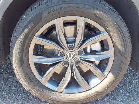 Certified 2024 Volkswagen Tiguan SE image 9