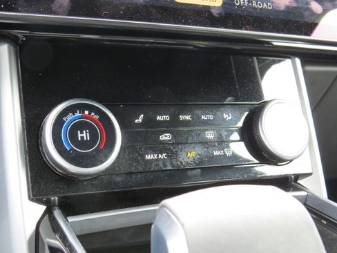 Used 2023 Land Rover Range Rover SE image 28