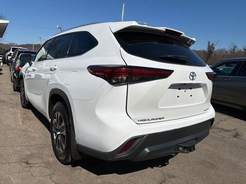 Used 2022 Toyota Highlander XLE image 12
