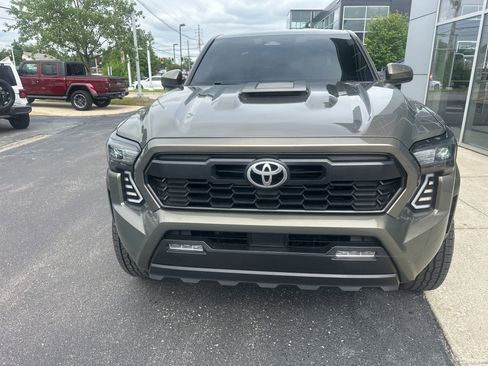 Used 2024 Toyota Tacoma TRD Sport AWD/4WD image 7