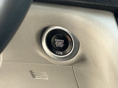 Used 2023 Chrysler Pacifica Touring-L image 20