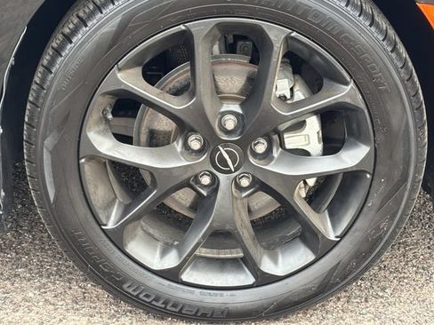 Used 2025 Chrysler Pacifica Limited FWD image 9