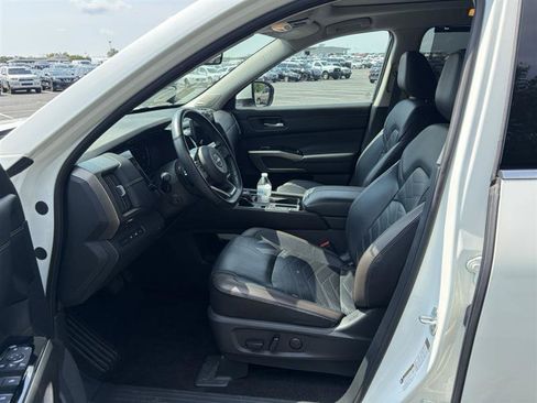 Used 2023 Nissan Pathfinder Platinum w/ Lighting Package (N93) FWD image 14
