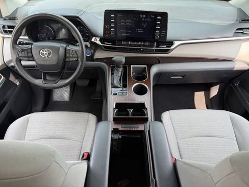 Used 2023 Toyota Sienna LE FWD image 11
