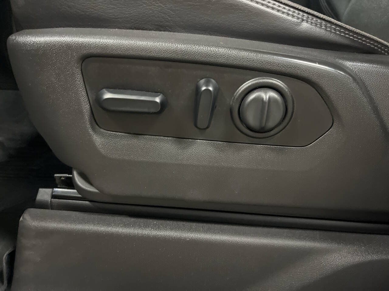Used 2019 Chevrolet Silverado 1500 High Country w/ Technology Package AWD/4WD image 17