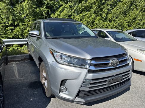 Used 2017 Toyota Highlander Limited image 2